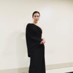 Sayaka Akimoto Instagram – ちょっと日が経ってしまいましたが、改めてNHKニューイヤーオペラに携わって下さった皆様、ご覧になられた皆様、ありがとうございました🙇♀️
オペラに関しては今までなかなか接点が無かったのですが、今回のニューイヤーオペラを通して、身近に感じたり、好きな音楽の幅が広がり、大変嬉しく思っております。
コンサートが終わってからは、トゥーランドットから誰も寝てはならぬ、カルメンのハバネラ、蝶々夫人からある晴れた日に、などを聴いています。
私には縁遠いと思っていたオペラ。
聴いてみると、私達の生活の中にもオペラの素敵な音楽が沢山散りばめられている事に気が付きました。
貴重な機会を頂き、光栄に思っております。
また、久々のライブという事で、役回りは違えど舞台に上がれる喜び、感動、感謝を沢山感じる事が出来ました。
拍手を受ける音楽家、歌手、スタッフの皆様の表情がとてもキラキラしていて素敵でした。やはり生の空間で同じ空気感を共有出来るというのはとても尊くて幸せな事ですね。
改めて実感しました。
大変な状況の中、ホールにてご覧になられた皆様、本当にありがとうございました。
私も私なりに自分に出来る事を真摯に続けていきたいと思います。
そして、私の活動が皆様の明日の希望に繋がるのだとしたら、これ程光栄な事はありません。
まだまだ厳しい一年になると思いますが、音楽やエンタメの力を信じ、私自身もこれらの力に支えられながらも2021年を前進していきたいと思います。
改めて今年も支え合っていきましょうね☺️
素敵な衣装は✨
ドレス
tadashishoji_japan
ピアス
apmmonaco
ブレスレット
abiste_official
#nhk
#ニューイヤーオペラコンサート