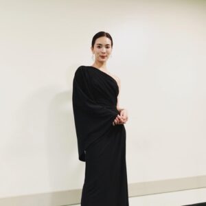 Sayaka Akimoto Instagram - ちょっと日が経ってしまいましたが、改めてNHKニューイヤーオペラに携わって下さった皆様、ご覧になられた皆様、ありがとうございました🙇‍♀️
オペラに関しては今までなかなか接点が無かったのですが、今回のニューイヤーオペラを通して、身近に感じたり、好きな音楽の幅が広がり、大変嬉しく思っております。
コンサートが終わってからは、トゥーランドットから誰も寝てはならぬ、カルメンのハバネラ、蝶々夫人からある晴れた日に、などを聴いています。
私には縁遠いと思っていたオペラ。
聴いてみると、私達の生活の中にもオペラの素敵な音楽が沢山散りばめられている事に気が付きました。
貴重な機会を頂き、光栄に思っております。
また、久々のライブという事で、役回りは違えど舞台に上がれる喜び、感動、感謝を沢山感じる事が出来ました。
拍手を受ける音楽家、歌手、スタッフの皆様の表情がとてもキラキラしていて素敵でした。やはり生の空間で同じ空気感を共有出来るというのはとても尊くて幸せな事ですね。
改めて実感しました。
大変な状況の中、ホールにてご覧になられた皆様、本当にありがとうございました。
私も私なりに自分に出来る事を真摯に続けていきたいと思います。
そして、私の活動が皆様の明日の希望に繋がるのだとしたら、これ程光栄な事はありません。
まだまだ厳しい一年になると思いますが、音楽やエンタメの力を信じ、私自身もこれらの力に支えられながらも2021年を前進していきたいと思います。
改めて今年も支え合っていきましょうね☺️

素敵な衣装は✨

ドレス
tadashishoji_japan
ピアス
apmmonaco
ブレスレット
abiste_official

#nhk
#ニューイヤーオペラコンサート