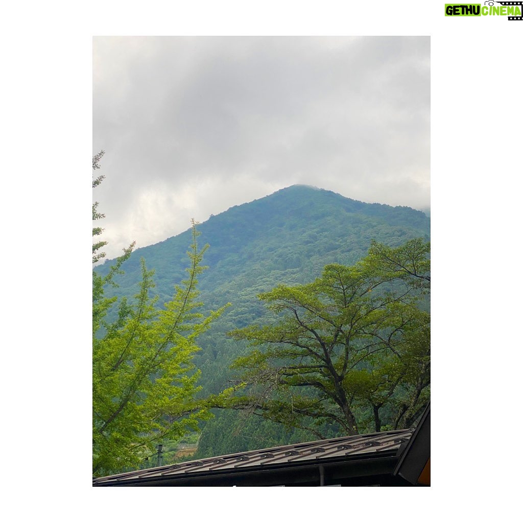 Sayaka Akimoto Instagram - こんにちは。 最近は、山中で撮影しております。 舞台やスタジオ撮影でなかなか外に出られなかったので、夏を満喫できて嬉しいです。 皆さん、優しく受け入れて下さり、のびのびやらせて頂いてます。 基本的に外ロケなので、いい感じに日焼けしてきました🌞 ただ、暑すぎる!ので皆様体調管理にはお気をつけ下さいね。 感染者も再び増えてきておりますが、過度に怯え過ぎず、正しく恐れ、日々楽しく過ごせたら、と私は思ってます。