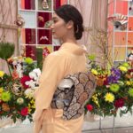 Sayaka Akimoto Instagram – 明けましておめでとう御座います。
2022年、仕事始めは私の大好きな歌舞伎の生中継でした。
コロナ禍で歌舞伎鑑賞から少し遠ざかっておりましたが、改めて大好きだと実感致しました。
静と動、緩急。指の先からつま先まで、息をするのも忘れて、見入ってしまいます。
日々見えないところでの鍛錬や努力の賜物。
私も頑張らねば！と身が引き締まるのです。
両親も生中継を観ていてくれたようで、「これは凄い、これは凄い事だ！でも何故才加がこの番組に選ばれたのか分からない！」って言ってました笑

とても贅沢な時間を過ごさせて頂きました。
この番組のお声がけを頂いてから、是非お着物で出演したいとマネージャーさんに相談。
今年はお仕事でもプライベートでもお着物を着る機会が増えますように。

今回のお着物の詳細をスタイリストさんに伺いました。

お着物は、おめでたい柄とされる松竹梅の訪問着。

帯は、西陣織の袋帯。

帯揚げは、白ですっきりと。
帯締めは、ブルーの平組で帯周りのポイントカラーに。

髪飾りは、鼈甲のかんざし。

洋服とはまた違う色合いが似合ったりしてお着物は奥深いですね👘

このワクワク楽しい気持ちのまま、2022年サバイブ出来ますように🐯✨

楽しい事、ワクワクする事、
皆さまと沢山共有出来るように今年も精進します！
引き続き宜しくお願い致します🙇‍♀️