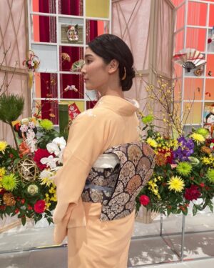 Sayaka Akimoto Instagram - 明けましておめでとう御座います。
2022年、仕事始めは私の大好きな歌舞伎の生中継でした。
コロナ禍で歌舞伎鑑賞から少し遠ざかっておりましたが、改めて大好きだと実感致しました。
静と動、緩急。指の先からつま先まで、息をするのも忘れて、見入ってしまいます。
日々見えないところでの鍛錬や努力の賜物。
私も頑張らねば！と身が引き締まるのです。
両親も生中継を観ていてくれたようで、「これは凄い、これは凄い事だ！でも何故才加がこの番組に選ばれたのか分からない！」って言ってました笑

とても贅沢な時間を過ごさせて頂きました。
この番組のお声がけを頂いてから、是非お着物で出演したいとマネージャーさんに相談。
今年はお仕事でもプライベートでもお着物を着る機会が増えますように。

今回のお着物の詳細をスタイリストさんに伺いました。

お着物は、おめでたい柄とされる松竹梅の訪問着。

帯は、西陣織の袋帯。

帯揚げは、白ですっきりと。
帯締めは、ブルーの平組で帯周りのポイントカラーに。

髪飾りは、鼈甲のかんざし。

洋服とはまた違う色合いが似合ったりしてお着物は奥深いですね👘

このワクワク楽しい気持ちのまま、2022年サバイブ出来ますように🐯✨

楽しい事、ワクワクする事、
皆さまと沢山共有出来るように今年も精進します！
引き続き宜しくお願い致します🙇‍♀️