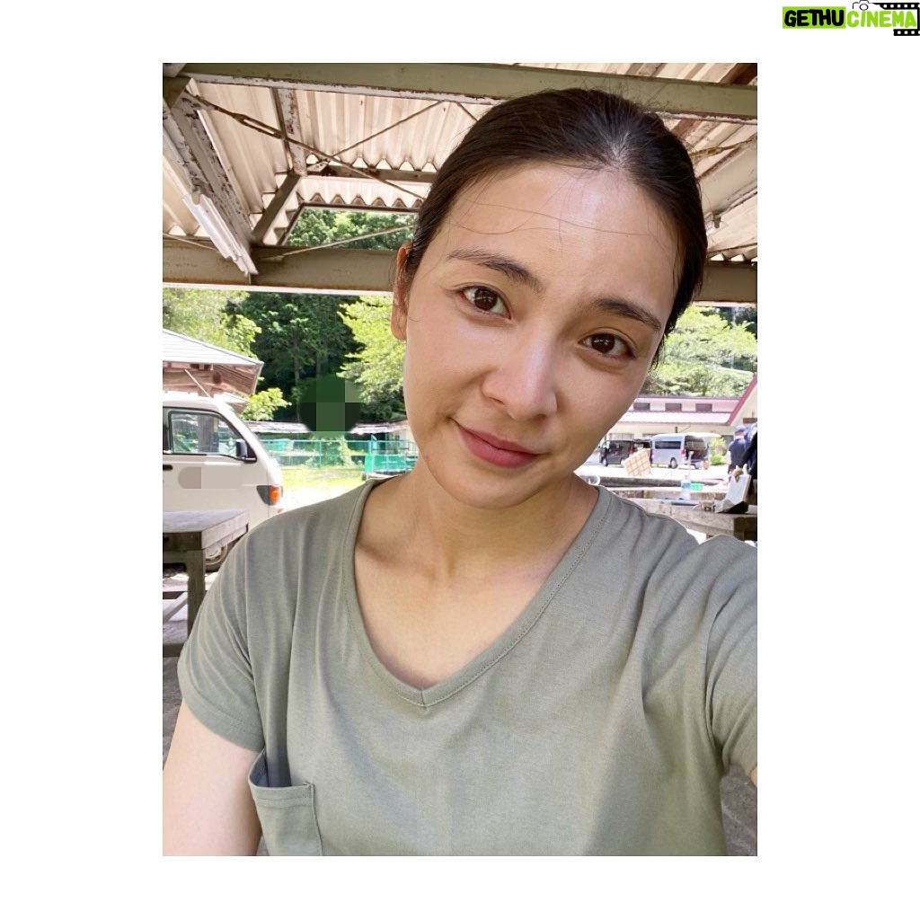 Sayaka Akimoto Instagram - こんにちは。 最近は、山中で撮影しております。 舞台やスタジオ撮影でなかなか外に出られなかったので、夏を満喫できて嬉しいです。 皆さん、優しく受け入れて下さり、のびのびやらせて頂いてます。 基本的に外ロケなので、いい感じに日焼けしてきました🌞 ただ、暑すぎる!ので皆様体調管理にはお気をつけ下さいね。 感染者も再び増えてきておりますが、過度に怯え過ぎず、正しく恐れ、日々楽しく過ごせたら、と私は思ってます。