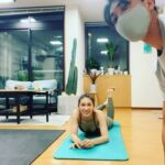 Sayaka Akimoto Instagram - お久しぶりです。 日本の歴史が終わり、なんだか燃え尽き症候群みたいになっています。 今月は色々と準備期間です。 なんだかんだでバタバタしています。 何事も準備と積み重ねですね。 最近は週3でトレーニングしています。 私の普段の基本のトレーニングはほぐピラです。 @yuka.hoshino222 先生にお願いして、身体を大きくせずにしなやかで心身共に繋げられるようなトレーニングをして頂いています。 次回のお仕事ではちょっと体作りの必要があるので、少し前から私の弟 @a_ryo01 にもトレーニングをお願いしてます。（私の弟はパーソナルトレーナーなんです。） トレーニング中、ムキっとさせたい私とムキっとしたくない私がいつも心の中で対話していますが（笑） 素敵な作品になるよう努力したいと思います！ トレーニング中、弟が急に「ホルヘー。」って言ってきた。 どれだけ日本の歴史が好きなの😂 今日も頑張りました。