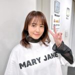 Sayaka Isoyama Instagram - 先日放送された 関西テレビ『ウラマヨ』 毎回、ブラックマヨネーズさんとの収録が 楽しすぎる番組です！！ ロゴトップス @cepica_official スカート @_verseauofficial_