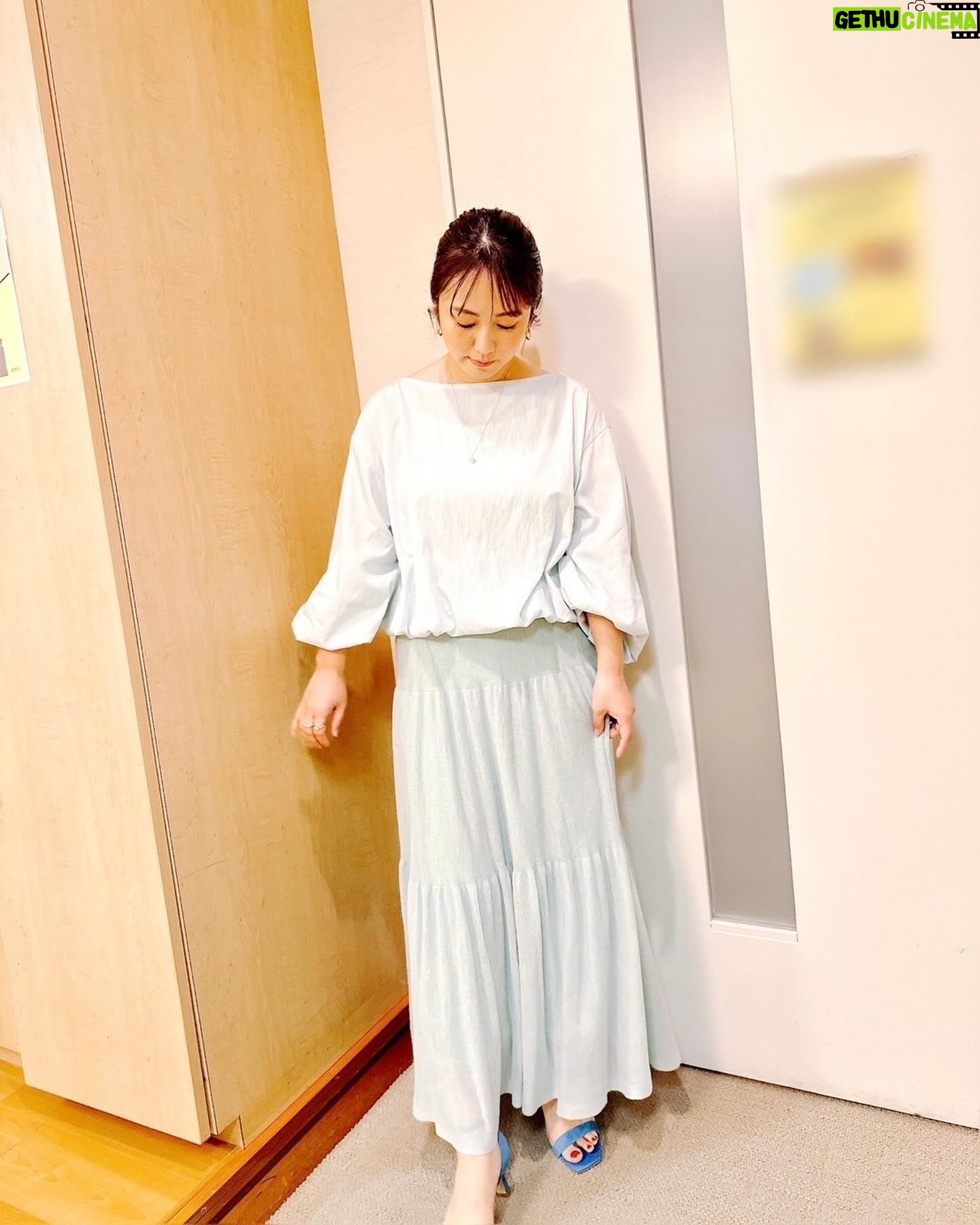 Sayaka Isoyama Instagram - 昨日放送 日本テレビ系『開演まで30秒!THEパニックGP』 たくさん笑いました! 芸人さんカッコいい!すごい!尊敬です!! 写真、、 (謝ってるけど納得いってない女みたいな顔) ブラウス、スカート @rougeviflacle_official コインネックレス @va_vendomeaoyama イヤリング @ete_official リング @joueteofficial サンダル @piche_abahouse_official