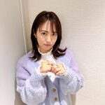 Sayaka Isoyama Instagram - 明日OA 1月18日(木)18:25〜テレビ東京系 『有吉の世界同時中継 〜今、そっちってどうなってますか?〜』に出演します！ 【北関東３県ＶＳ埼玉“うまいもん行列＆孤独グルメ”５１連発】 美味しいグルメばかり！！幸せでした！！ カーディガン @furfur_official スカート @intimite_onemile ロングイヤカフ、リング @cocoshnik_official パール付きイヤカフ @ete_official シューズ @dianashoespress