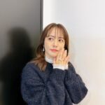Sayaka Isoyama Instagram - 先日出演させていただいた TBSテレビ『サンデージャポン』 今回もたくさんモノマネしたな笑 シャイニーニット　@pasand_by_nequittezpas スカート @emmelrefines イヤリング.リング　@phoebe_official フラットシューズ　@dianashoespress 松っちゃんとのお仕事♪ こちらでは、松っちゃんがたくさんモノマネを笑 ワンピース @adelly.tokyo