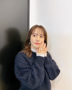 Sayaka Isoyama Instagram - 先日出演させていただいた
TBSテレビ『サンデージャポン』
今回もたくさんモノマネしたな笑

シャイニーニット　@pasand_by_nequittezpas 
スカート  @emmelrefines 
イヤリング.リング　@phoebe_official 
フラットシューズ　@dianashoespress 

松っちゃんとのお仕事♪
こちらでは、松っちゃんがたくさんモノマネを笑

ワンピース @adelly.tokyo