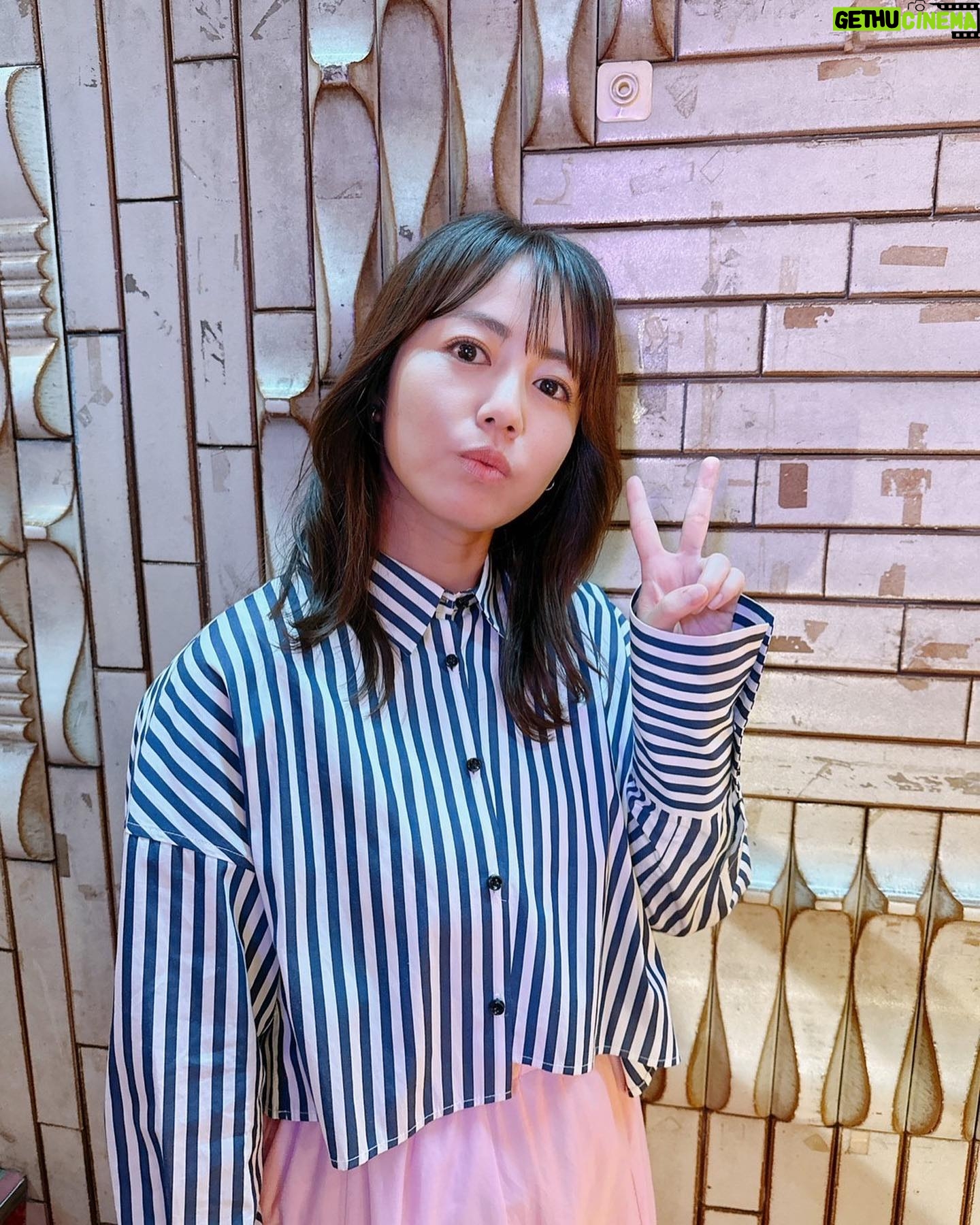 Sayaka Isoyama Instagram - 明日 7:30〜 日本テレビ系『シューイチ!』さんでは、 ハイカロリーなグルメロケしてきました!! バトルの行方をお楽しみに!! その後22:30〜 日本テレビ『金のツカミ』 めちゃくちゃ笑っぱなしの時間でした!! 新しいキャラクターが見られます! 芸人さん達は本当に素晴らしいです!! シューイチ シャツ、スカート @dresslaveofficial 金のツカミ ツイードトップス @marmors_official ロゴT @micaanddeal_official パンツ @jusglitty_official