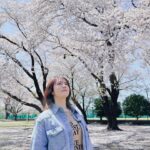 Sayaka Isoyama Instagram - 先日放送しました 日本テレビ系『シューイチ』 桜がとても綺麗な時期で最高なロケでした！ よゐこの濱口さんと安村アナと写真撮ってもらったよ。 とても楽しかったです！！ Tシャツ @threefourtime_official スカート @arpege_story