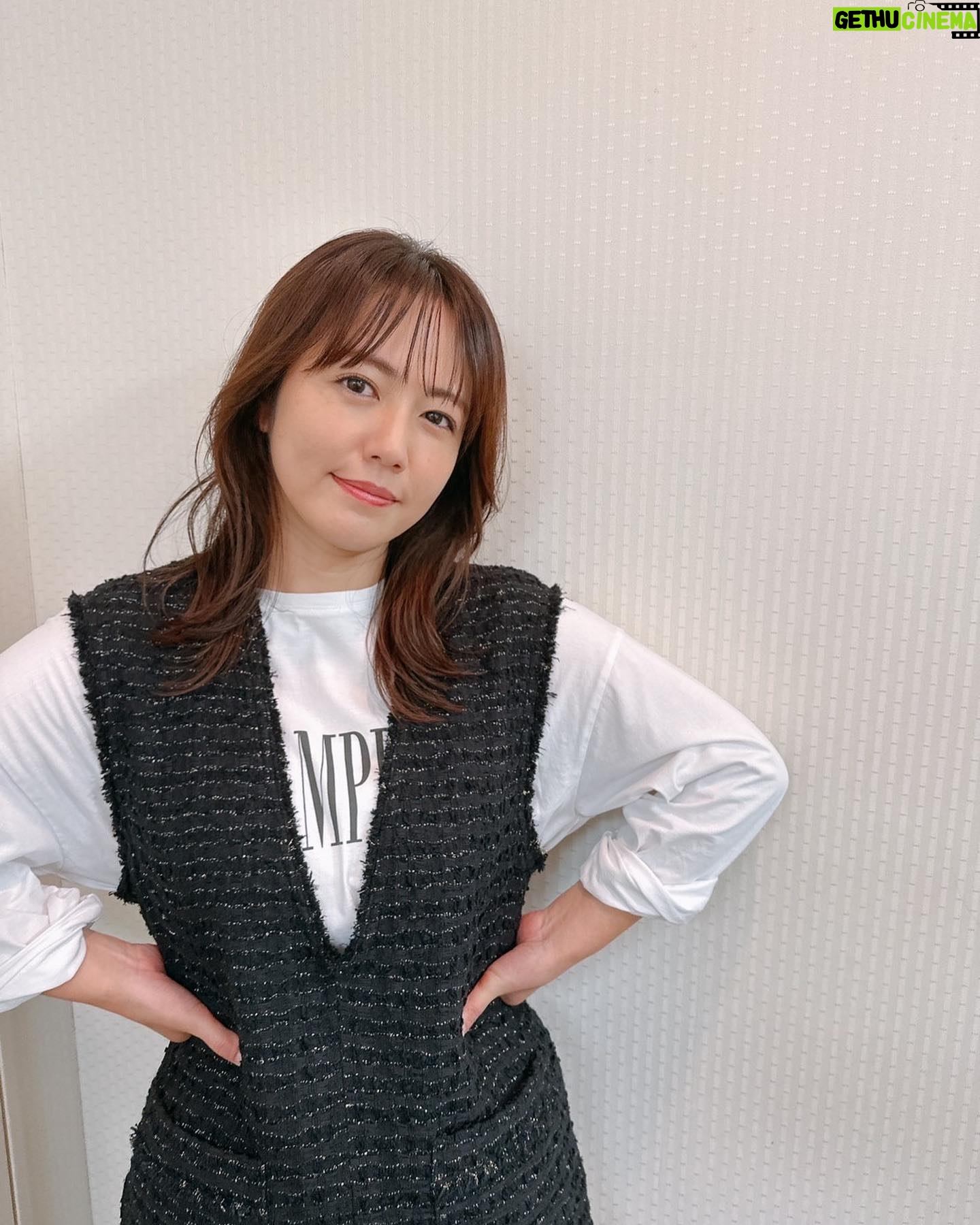 Sayaka Isoyama Instagram - 明日 7:30〜 日本テレビ系『シューイチ!』さんでは、 ハイカロリーなグルメロケしてきました!! バトルの行方をお楽しみに!! その後22:30〜 日本テレビ『金のツカミ』 めちゃくちゃ笑っぱなしの時間でした!! 新しいキャラクターが見られます! 芸人さん達は本当に素晴らしいです!! シューイチ シャツ、スカート @dresslaveofficial 金のツカミ ツイードトップス @marmors_official ロゴT @micaanddeal_official パンツ @jusglitty_official