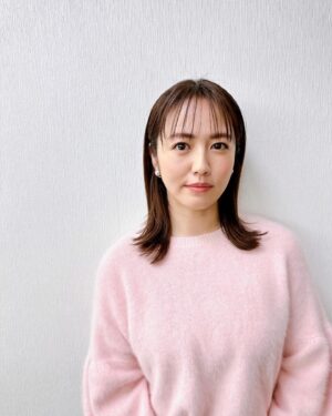 Sayaka Isoyama Instagram - 明日20日
テレビ朝日『イワクラと吉住の番組』に出演します！
グラビアアイドルの歴史を振り返る特集です！！
懐かしさもあり、楽しかったです！

ニット @jines_official
スカート @marmors_official