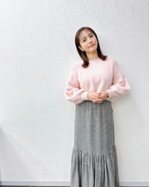 Sayaka Isoyama Instagram - 明日20日
テレビ朝日『イワクラと吉住の番組』に出演します！
グラビアアイドルの歴史を振り返る特集です！！
懐かしさもあり、楽しかったです！

ニット @jines_official
スカート @marmors_official