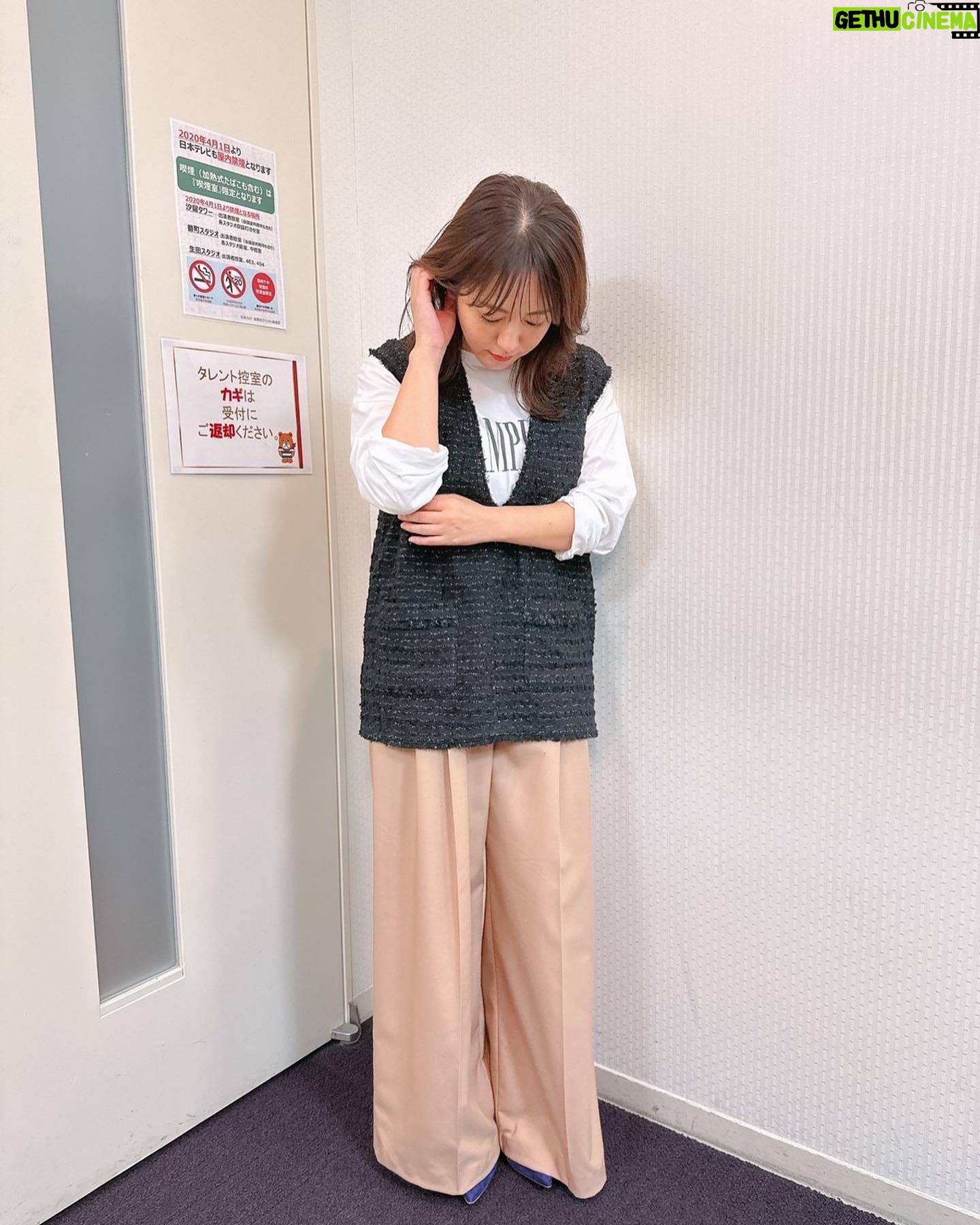 Sayaka Isoyama Instagram - 明日 7:30〜 日本テレビ系『シューイチ!』さんでは、 ハイカロリーなグルメロケしてきました!! バトルの行方をお楽しみに!! その後22:30〜 日本テレビ『金のツカミ』 めちゃくちゃ笑っぱなしの時間でした!! 新しいキャラクターが見られます! 芸人さん達は本当に素晴らしいです!! シューイチ シャツ、スカート @dresslaveofficial 金のツカミ ツイードトップス @marmors_official ロゴT @micaanddeal_official パンツ @jusglitty_official