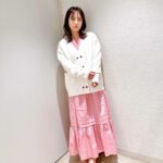 Sayaka Isoyama Instagram - 先日放送された テレビ東京系『有吉の世界同時中継』 いつも楽しくて、美味しくて素敵な番組です！ アクセサリーを見せようとすると、 同じポーズになりがち笑 ニットジャケット、ワンピース　@emmelrefines ロングイヤカフ、リング　@warmth.tokyo パール付きイヤカフ　@phoebe_official シューズ @dianashoespress