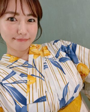 Sayaka Isoyama Instagram - あぁぁ、夏が終わりそう。
有吉さんによると、秋になったみたいですが、、、

まだ暑いうちに、
岩手のお祭り中継で着させてもらった浴衣姿を！！
頑張って自撮りしました笑
可愛い浴衣着させていただいて、嬉しかったです♪
夏の思い出。