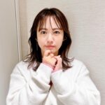 Sayaka Isoyama Instagram - 先日放送された テレビ東京系『有吉の世界同時中継』 いつも楽しくて、美味しくて素敵な番組です！ アクセサリーを見せようとすると、 同じポーズになりがち笑 ニットジャケット、ワンピース　@emmelrefines ロングイヤカフ、リング　@warmth.tokyo パール付きイヤカフ　@phoebe_official シューズ @dianashoespress