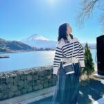 Sayaka Isoyama Instagram - 明日12/24(日) フジテレビ系『なりゆき街道旅 』 12:00~14:30の30分拡大放送です！！ みんなで河口湖に行ってきました！ めちゃくちゃ楽しかったです♪ 富士山もずーっと綺麗でした！！ コート、ニット @arpege_story スカート @jusglitty_official