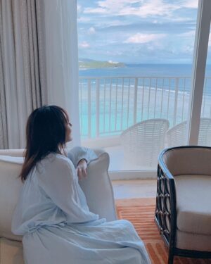 Sayaka Isoyama Instagram - 写真集のロケ地はグアム。
宿泊先は『ロッテホテルグアム』さん。
オーシャンフロントビューで素敵なホテルでした！！
インフィニティプールも見てるだけでも最高！
家族で楽しめます。
ラウンジで美味しいお酒と軽食も♪

部屋にいるだけでも癒される空間。
スタッフの皆さんも親切でした。
写真集の中にもホテルのお部屋での写真があります(^^)

#Lottehotel_guam