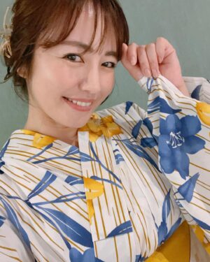 Sayaka Isoyama Instagram - あぁぁ、夏が終わりそう。
有吉さんによると、秋になったみたいですが、、、

まだ暑いうちに、
岩手のお祭り中継で着させてもらった浴衣姿を！！
頑張って自撮りしました笑
可愛い浴衣着させていただいて、嬉しかったです♪
夏の思い出。