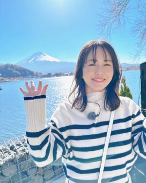 Sayaka Isoyama Instagram - 明日12/24(日)
フジテレビ系『なりゆき街道旅 』
12:00~14:30の30分拡大放送です！！
みんなで河口湖に行ってきました！
めちゃくちゃ楽しかったです♪
富士山もずーっと綺麗でした！！

コート、ニット @arpege_story 
スカート @jusglitty_official