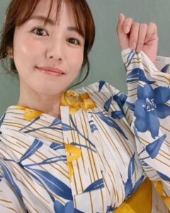 Sayaka Isoyama Instagram - あぁぁ、夏が終わりそう。 有吉さんによると、秋になったみたいですが、、、 まだ暑いうちに、 岩手のお祭り中継で着させてもらった浴衣姿を！！ 頑張って自撮りしました笑 可愛い浴衣着させていただいて、嬉しかったです♪ 夏の思い出。