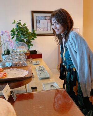 Sayaka Isoyama Instagram - 写真集のロケ地はグアム。
宿泊先は『ロッテホテルグアム』さん。
オーシャンフロントビューで素敵なホテルでした！！
インフィニティプールも見てるだけでも最高！
家族で楽しめます。
ラウンジで美味しいお酒と軽食も♪

部屋にいるだけでも癒される空間。
スタッフの皆さんも親切でした。
写真集の中にもホテルのお部屋での写真があります(^^)

#Lottehotel_guam