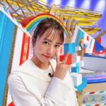 Sayaka Isoyama Instagram - 明日18:25〜放送 テレビ東京系『有吉の世界同時中継』 今回も、美味しいグルメたくさんです！！ セーラーベスト @_y_o_r_i_ ブラウス @qualite_official スカート @rougeviflacle_official イヤリング.リング　@grossejapan ミュール @dianashoespress