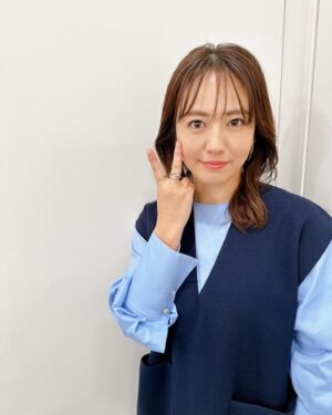 Sayaka Isoyama Instagram - 明日はこちらに出演します！！

▼19時〜関西テレビ『ちゃちゃ入れマンデー』
▼21時〜日本テレビ系『ザ！世界仰天ニュース』
▼23:59〜日本テレビ系「午前0時の森」

1枚目〜
(仰天ニュース)
ニットセットアップ、ブラウス @newans.official
@ow_pressroom
イヤリング、リング @refaire.tokyo
イヤカフ、リング @warmth.tokyo
シューズ @dianashoespress

3枚目〜
(ちゃちゃ入れマンデー)
ベスト @verseau_jp
シャツ @sirin_jp

5枚目〜
(午前0時の森)
ビスチェ、ニット @mystrada_official
スカート @jusglitty_official