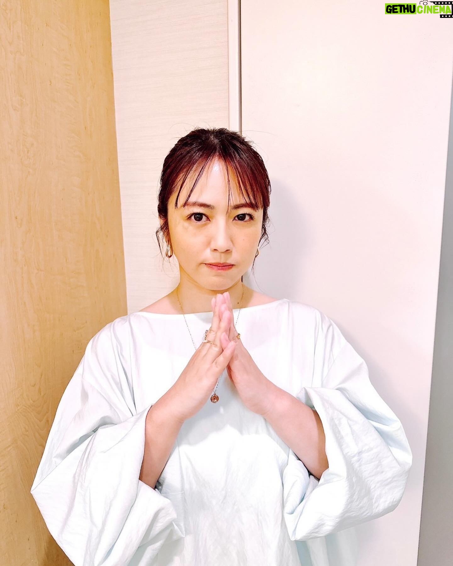 Sayaka Isoyama Instagram - 昨日放送 日本テレビ系『開演まで30秒!THEパニックGP』 たくさん笑いました! 芸人さんカッコいい!すごい!尊敬です!! 写真、、 (謝ってるけど納得いってない女みたいな顔) ブラウス、スカート @rougeviflacle_official コインネックレス @va_vendomeaoyama イヤリング @ete_official リング @joueteofficial サンダル @piche_abahouse_official