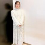 Sayaka Isoyama Instagram - 先日出演させていただいた TBSテレビ系『サンデージャポン』 またもやモノマネの振りがあり、メンタル強くなりました笑 アンミカさんに、カラダのケアの事教えてもらった！ カーディガン 、スカート @ropepicnic_official イヤリング、リング @phoebe_official
