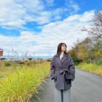 Sayaka Isoyama Instagram - 先日放送されました NHK「さわやか自然百景」 たくさんの自然と生き物に触れ合い とても楽しい時間でした！！ コート、スエット @arpege_story パンツ @strawberry_fields_official 白ジャケット @stola.jp