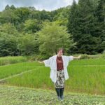 Sayaka Isoyama Instagram - 先日放送されました NHK「さわやか自然百景」 たくさんの自然と生き物に触れ合い とても楽しい時間でした！！ コート、スエット @arpege_story パンツ @strawberry_fields_official 白ジャケット @stola.jp