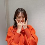 Sayaka Isoyama Instagram - ただいま放送中 テレビ東京系 『有吉の世界同時中継 〜今、そっちってどうなってますか?〜』 めちゃくちゃ美味しいグルメばかりですよー！！ お腹空いちゃう！笑 ニット　@titeinthestore_official チェックスカート @obli_official イヤリング、ブレス、リング　@cocoshnik_official
