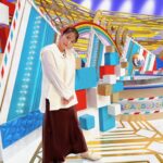 Sayaka Isoyama Instagram - 明日18:25〜放送 テレビ東京系『有吉の世界同時中継』 今回も、美味しいグルメたくさんです！！ セーラーベスト @_y_o_r_i_ ブラウス @qualite_official スカート @rougeviflacle_official イヤリング.リング　@grossejapan ミュール @dianashoespress