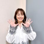 Sayaka Isoyama Instagram - 先日放送 関西テレビ『ちゃちゃ入れマンデー』 パワフルな番組で、いつも収録笑いっぱなし 喋りっぱなし、頭フル回転で挑んでいます！！ ブラウス、スカート @jusglitty_official