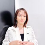 Sayaka Isoyama Instagram - 先日出演させていただいた TBSテレビ『サンデージャポン』さん 今回は、新作の虎に翼のモノマネを。 いつものモノマネより ビバリー聴いてくれている太田さん以外の皆さんが キョトンとする音が聞こえてくるぐらいの空気でした。 メンタル鍛えられます！！ クロシェカーデ、ワンピース @abahousemavie イヤリング 、リング @phoebe_official サンダル @piche_abahouse_official