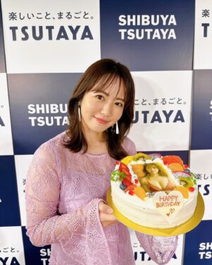 Sayaka Isoyama Instagram - 本日は、
SHIBUYA TSUTAYAさんにて
最新写真集『and more』発売記念イベントでした。

イベント前の囲み取材には、
沢山のプレスの方が来てくださりました！
会場間違えてるんじゃないかと思うくらいで。笑
本当に嬉しかったです。
ありがとうございます！！

ファンミーティングも開催し、参加してくださった皆さんと楽しく過ごせました。ケーキも登場！
お渡し会では、初めて会いに来てくれた方もたくさんでしたし、また来てくれた方、昔から応援してくれてる方など、
本当に沢山の方が会いに来てくれて、
お祝いしてくれたりと幸せな時間を過ごせました。

本当に本当にありがとうございます♪
写真集喜んでくれたら嬉しいです。

SHIBUYA TSUTAYAさん
ステキなメッセージボードで迎えていただき、
ありがとうございました！！

@masaco_teranishi