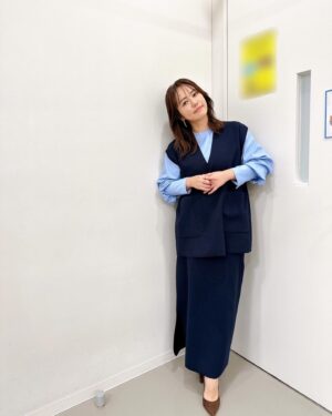 Sayaka Isoyama Instagram - 明日はこちらに出演します！！

▼19時〜関西テレビ『ちゃちゃ入れマンデー』
▼21時〜日本テレビ系『ザ！世界仰天ニュース』
▼23:59〜日本テレビ系「午前0時の森」

1枚目〜
(仰天ニュース)
ニットセットアップ、ブラウス @newans.official
@ow_pressroom
イヤリング、リング @refaire.tokyo
イヤカフ、リング @warmth.tokyo
シューズ @dianashoespress

3枚目〜
(ちゃちゃ入れマンデー)
ベスト @verseau_jp
シャツ @sirin_jp

5枚目〜
(午前0時の森)
ビスチェ、ニット @mystrada_official
スカート @jusglitty_official