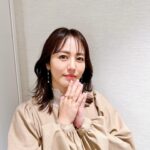 Sayaka Isoyama Instagram - 先日放送されました テレビ東京系『有吉の世界同時中継』 毎回、ここで食事済まそうと急いで試食してます。笑 ワンピース @intimite_onemile イヤリング、リング @phoebe_official シューズ @dianashoespress
