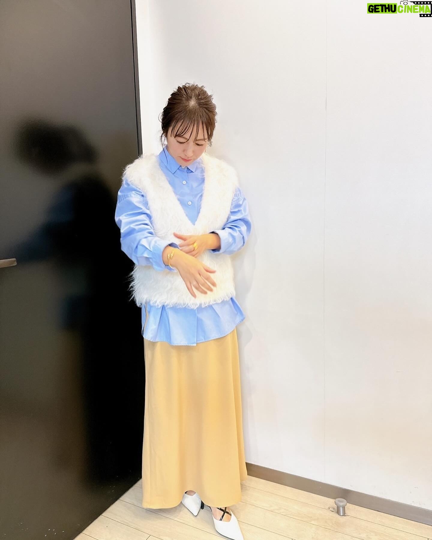 Sayaka Isoyama Instagram - 先日『サンデージャポン』に出演させていただきました! 太田さんのモノマネのフリ祭りでしたね笑 ビバリー昼ズやカーボーイを聞いていない人には、不思議な時間だったと思います笑 メンタル強くなってて良かった!! ベスト @cadune_official シャツ @rougeviflacle_official スカート @intimite_onemile イヤリング @vendomeaoyama_official バングル @vendomeboutique_official リング @plusvendome_official パンプス @daniella_and_gemma