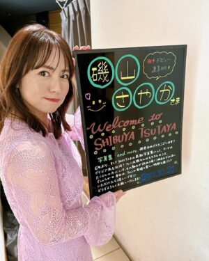 Sayaka Isoyama Instagram - 本日は、
SHIBUYA TSUTAYAさんにて
最新写真集『and more』発売記念イベントでした。

イベント前の囲み取材には、
沢山のプレスの方が来てくださりました！
会場間違えてるんじゃないかと思うくらいで。笑
本当に嬉しかったです。
ありがとうございます！！

ファンミーティングも開催し、参加してくださった皆さんと楽しく過ごせました。ケーキも登場！
お渡し会では、初めて会いに来てくれた方もたくさんでしたし、また来てくれた方、昔から応援してくれてる方など、
本当に沢山の方が会いに来てくれて、
お祝いしてくれたりと幸せな時間を過ごせました。

本当に本当にありがとうございます♪
写真集喜んでくれたら嬉しいです。

SHIBUYA TSUTAYAさん
ステキなメッセージボードで迎えていただき、
ありがとうございました！！

@masaco_teranishi
