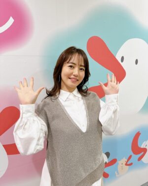 Sayaka Isoyama Instagram - 明日はこちらに出演します！！

▼19時〜関西テレビ『ちゃちゃ入れマンデー』
▼21時〜日本テレビ系『ザ！世界仰天ニュース』
▼23:59〜日本テレビ系「午前0時の森」

1枚目〜
(仰天ニュース)
ニットセットアップ、ブラウス @newans.official
@ow_pressroom
イヤリング、リング @refaire.tokyo
イヤカフ、リング @warmth.tokyo
シューズ @dianashoespress

3枚目〜
(ちゃちゃ入れマンデー)
ベスト @verseau_jp
シャツ @sirin_jp

5枚目〜
(午前0時の森)
ビスチェ、ニット @mystrada_official
スカート @jusglitty_official