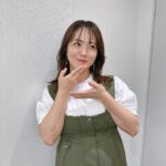 Sayaka Isoyama Instagram - けっこう前の放送でした、、、 テレビ朝日系「好きな麺チェーン店ランキング」 一位予想が的中したり 美味しい麺料理をたくさん食べられて幸せな収録でした！ カーゴワンピース @vis_jp パフTシャツ @chonofabrics イヤリング、リング @cocoshnik_official シューズ @dianashoespress