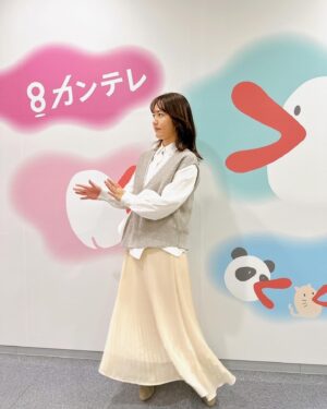 Sayaka Isoyama Instagram - 明日はこちらに出演します！！

▼19時〜関西テレビ『ちゃちゃ入れマンデー』
▼21時〜日本テレビ系『ザ！世界仰天ニュース』
▼23:59〜日本テレビ系「午前0時の森」

1枚目〜
(仰天ニュース)
ニットセットアップ、ブラウス @newans.official
@ow_pressroom
イヤリング、リング @refaire.tokyo
イヤカフ、リング @warmth.tokyo
シューズ @dianashoespress

3枚目〜
(ちゃちゃ入れマンデー)
ベスト @verseau_jp
シャツ @sirin_jp

5枚目〜
(午前0時の森)
ビスチェ、ニット @mystrada_official
スカート @jusglitty_official
