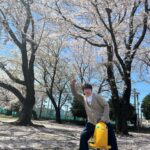 Sayaka Isoyama Instagram - 先日放送しました 日本テレビ系『シューイチ』 桜がとても綺麗な時期で最高なロケでした！ よゐこの濱口さんと安村アナと写真撮ってもらったよ。 とても楽しかったです！！ Tシャツ @threefourtime_official スカート @arpege_story