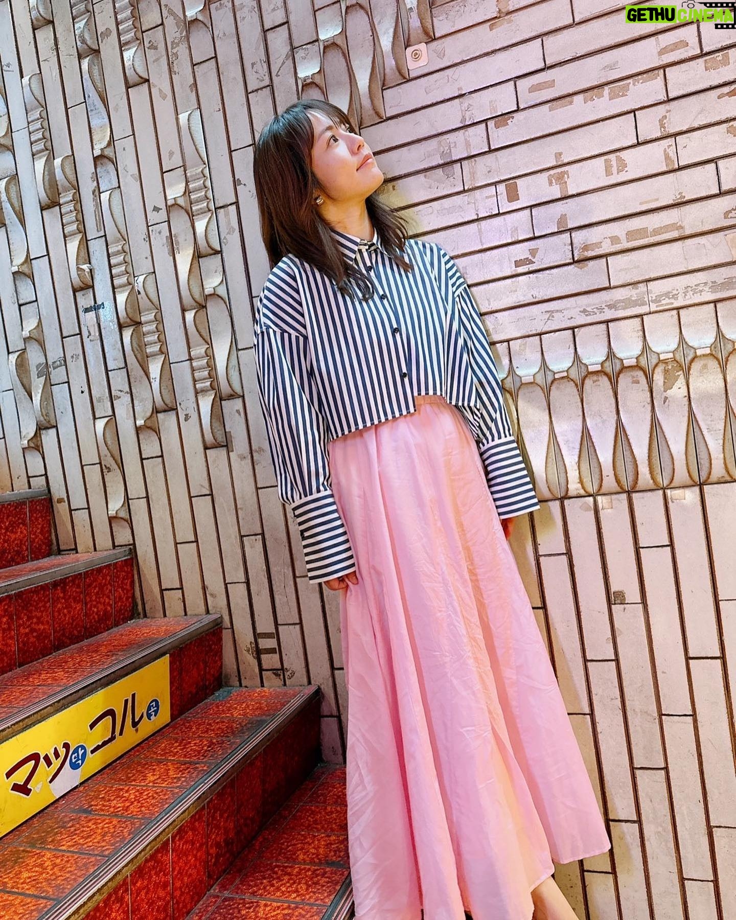 Sayaka Isoyama Instagram - 明日 7:30〜 日本テレビ系『シューイチ!』さんでは、 ハイカロリーなグルメロケしてきました!! バトルの行方をお楽しみに!! その後22:30〜 日本テレビ『金のツカミ』 めちゃくちゃ笑っぱなしの時間でした!! 新しいキャラクターが見られます! 芸人さん達は本当に素晴らしいです!! シューイチ シャツ、スカート @dresslaveofficial 金のツカミ ツイードトップス @marmors_official ロゴT @micaanddeal_official パンツ @jusglitty_official