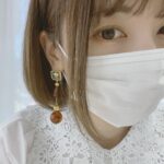 Sayaka Kanda Instagram – ほんとの茶葉が入っている、Q-Pot.さんの紅茶ピアス！
SNSで見て、オンラインショップで即買いでした。
今日はさロルじゃないので、メークも合わせてお紅茶っぽくオレンジ。
色素薄いお色味に。