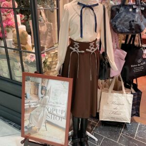 Sayaka Kanda Instagram - インスタライブありがとうございました！
canoneポップアップショップは新宿ルミネ2のMaison de FLEURにて10日、今週末までの開催です^ ^
ご無理なく、お立ち寄りくださいね。
#canone
#イリスの図書室ワンピース