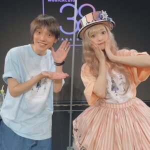 Sayaka Kanda Instagram - オンラインライブ&トーク会本当にありがとうございました！
ご視聴いただき感謝です。
トーク会の司会をしていただいたよっぴーさんと♪
マンボウ！
#38
#神田沙也加ライブ